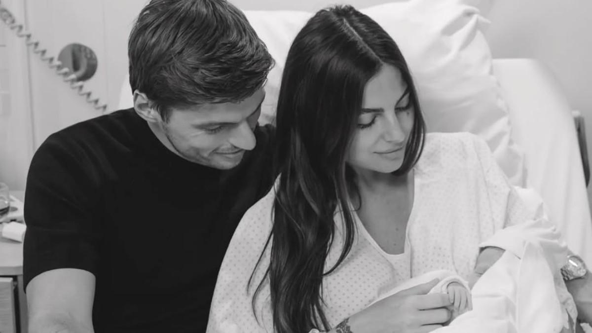 Max y Kelly, junto a su bebé