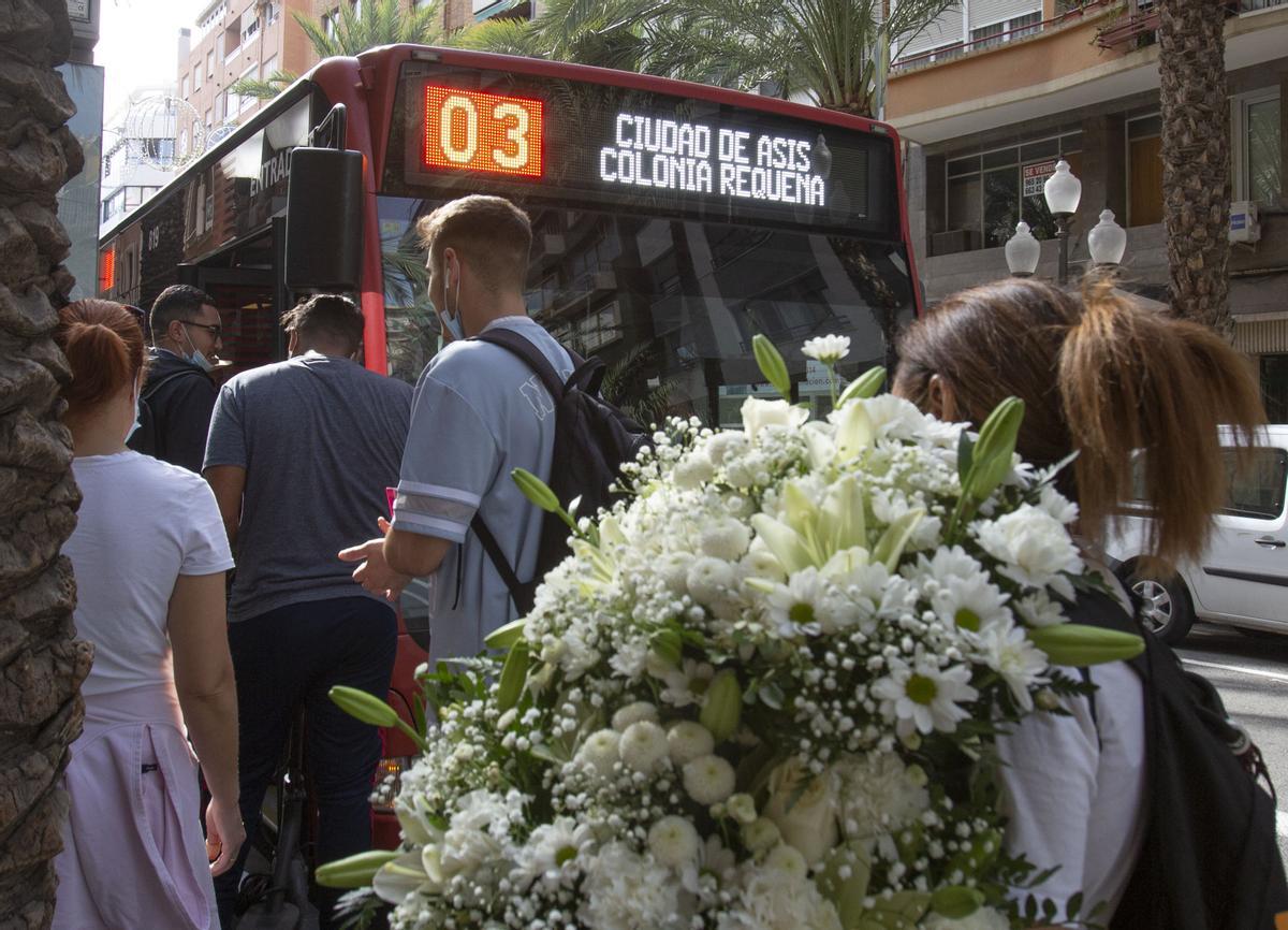 Un autobús del servicio municipal, donde los jóvenes no están exentos de pagar