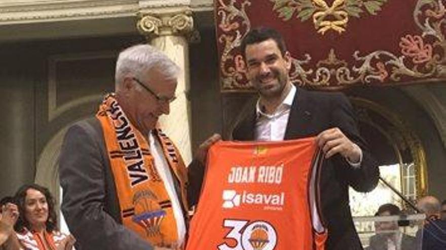 Entrega d&#039;una camiseta a l&#039;alcalde de la ciutat