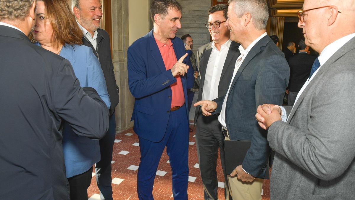 Jose Gulberto Moreno, en el centro de azul, con Pablo Rodríguez y Agustín  Manrique de Lara en un coloquio sobre el puerto y la ciudad.