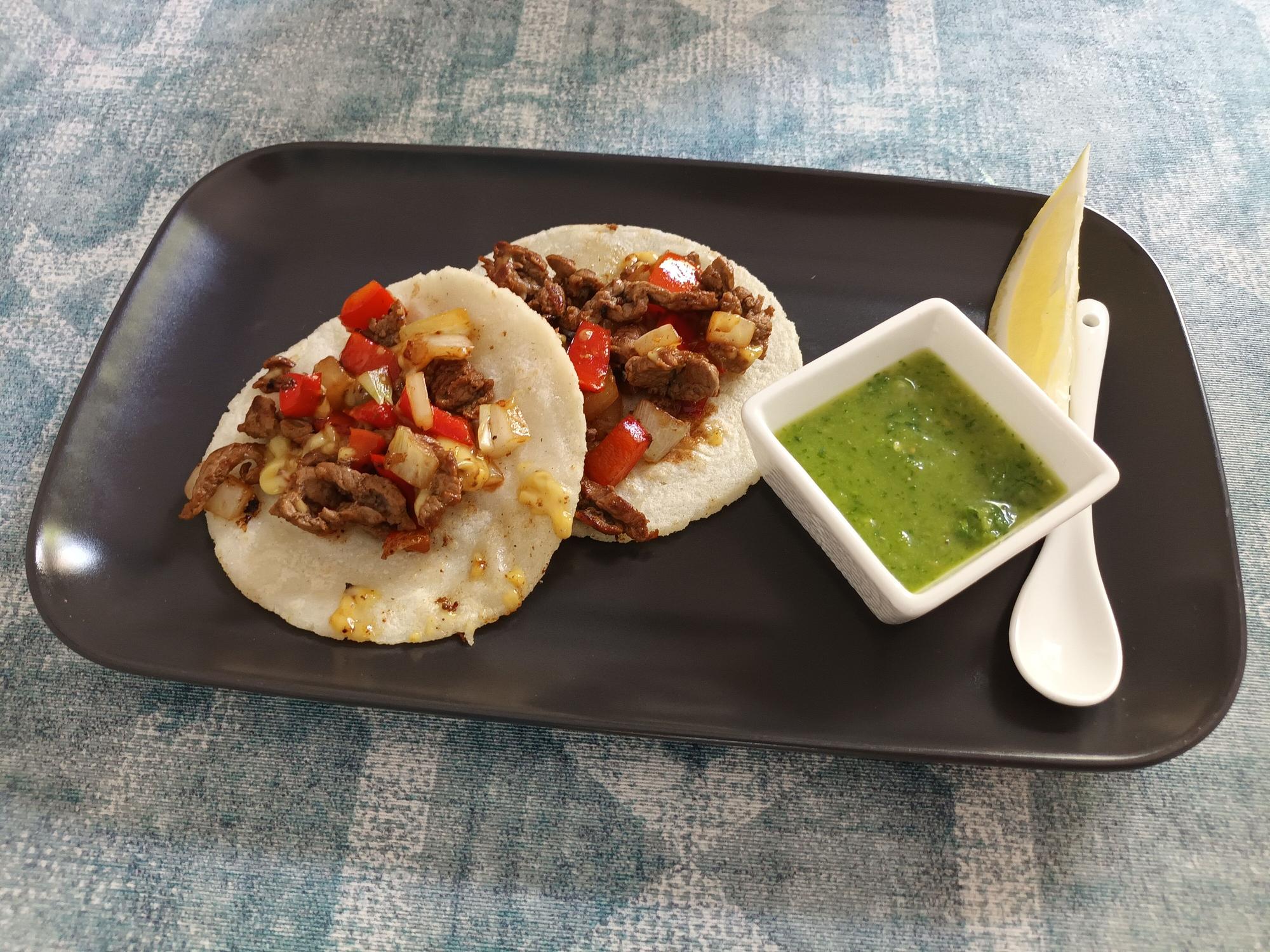 Zwei selbst gemachte Tacos mit Rindfleisch, Zwiebeln und Paprika.