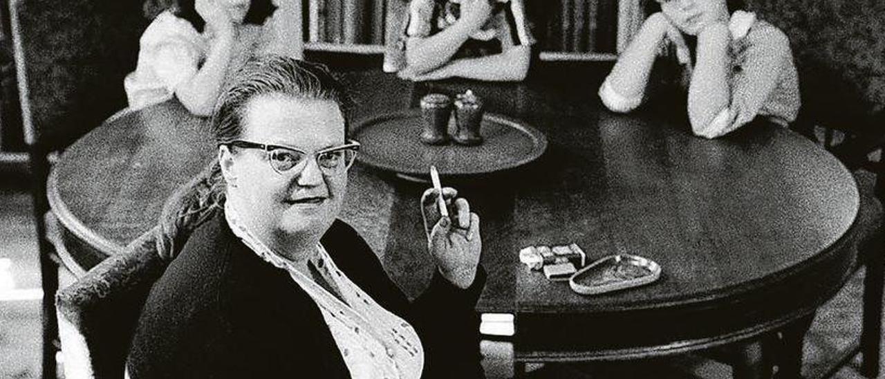 Shirley Jackson, con sus hijos al fondo.