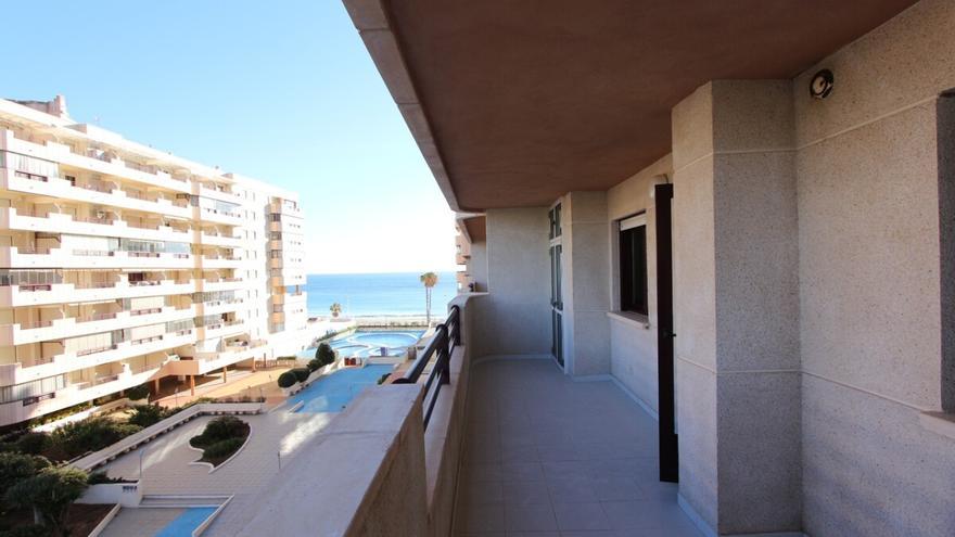 Esta es la joya de piso en Calpe en venta, a pie de playa, con piscina y garaje