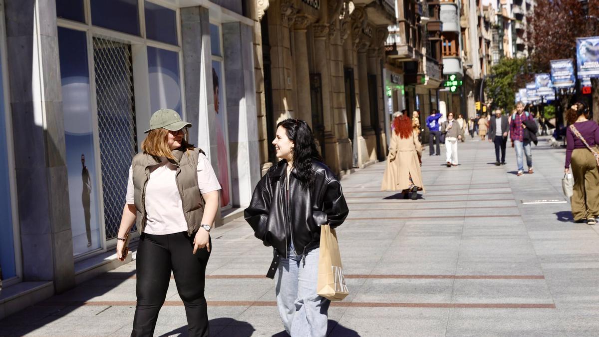 VÍDEO: Los gijoneses festejan la llegada de grandes marcas al eje comercial de Corrida y Los Moros: "Darán prestigio"