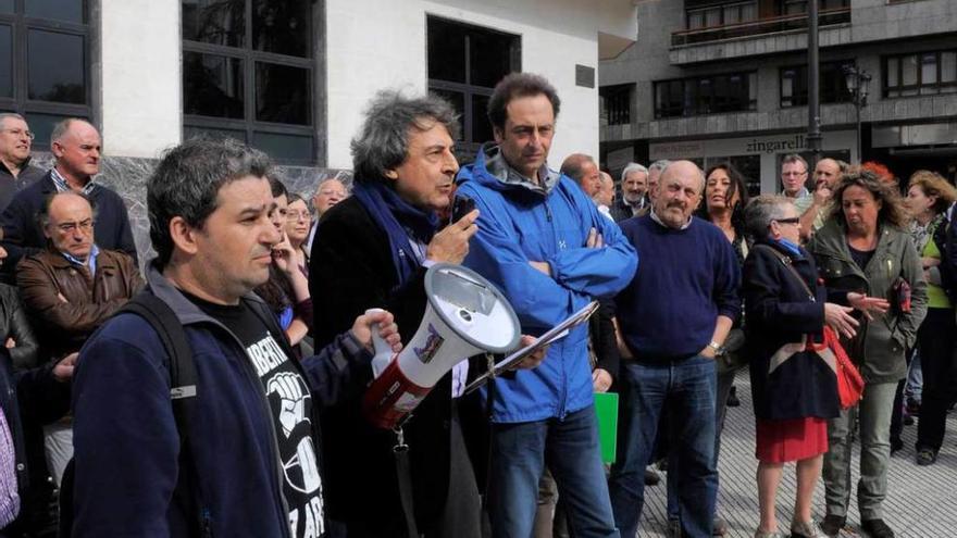 Profesionales, familias y enfermos protestan ante la sede del Servicio de Salud del Principado.