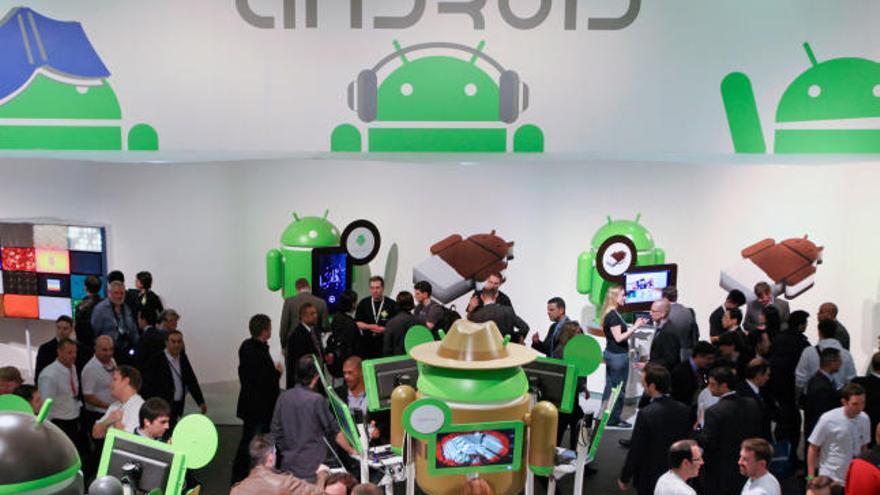 Visitantes y expertos en el stand de Android en el Mobile World Congress inaugurado ayer en Barcelona.  // Efe