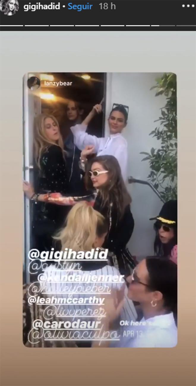 Kendall Jenner y Gigi Hadid haciendo cola en el baño en Coachella