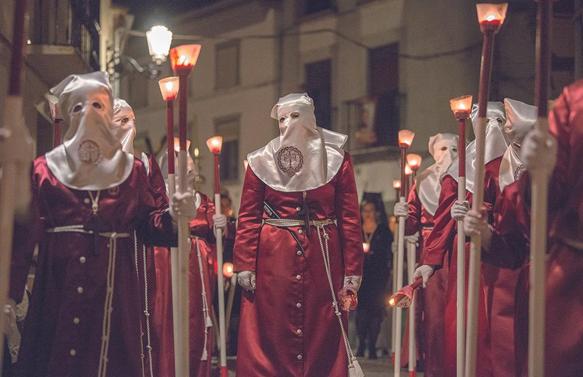 JUEVES SANTO.  COFRADES DEL CRISTO NAZARENO DE LA VERA CRUZ, DURANTE LA ESTACIÓN DE PENITENCIA.