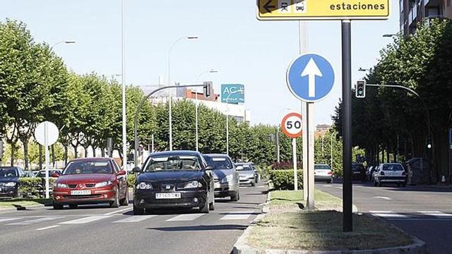 Vehículos circulan por Cardenal Cisneros.