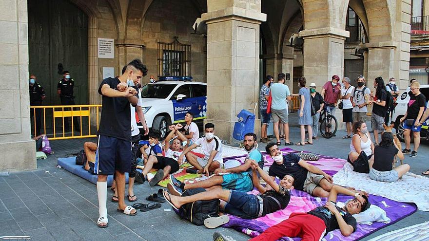 Els joves, aquest dijous a la tarda, a la plaça Major