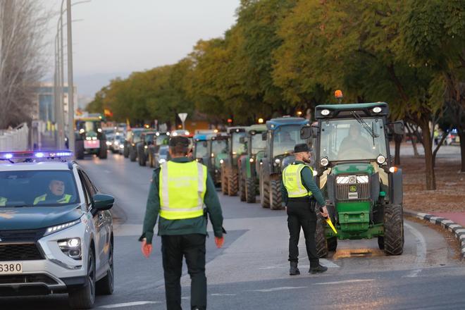 Una caravana de tractores irrumpe en dirección a València