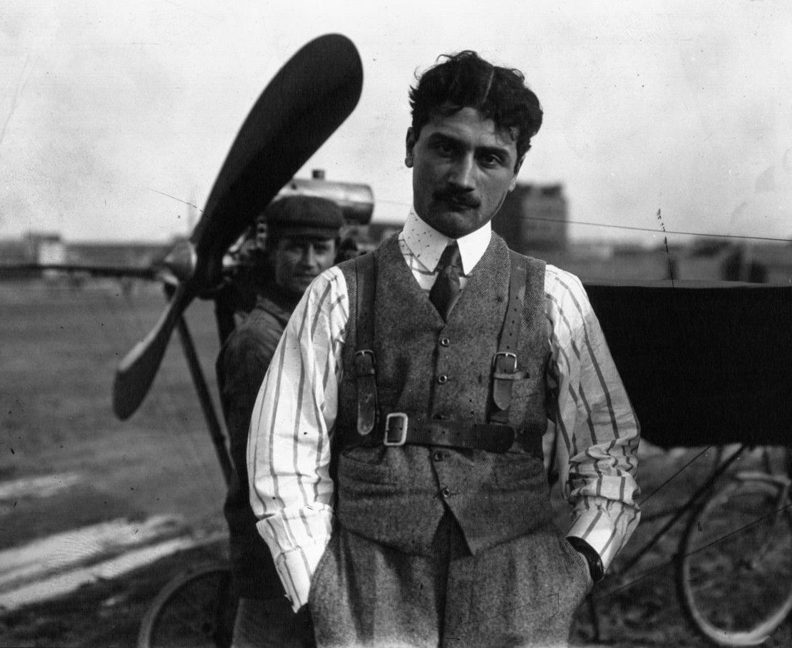 Roland Garros, delante de un avión Demoiselle, en 1910