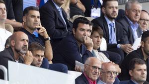 Rafa Márquez, al lado de Deco, viendo un partido