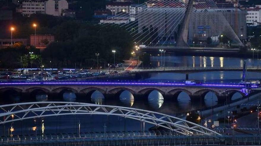 Pruebas de iluminación en el puente de O Burgo de Pontevedra, cuya reforma está a punto de ser completada. // Gustavo Santos