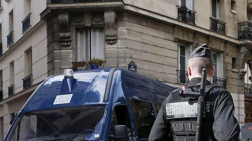 Protección en la sede del partido de Fillon, en París. // Efe