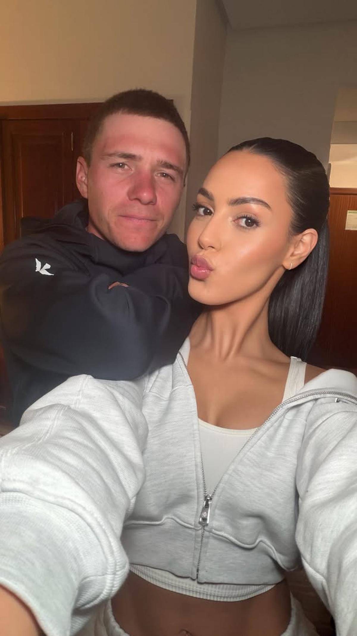 Evenepoel, junto a su esposa Oumi, en el Parador de Las Cañadas