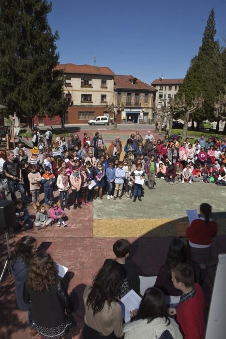 Lectura de los escolares por el Día del Libro en el parque Rosario Felgueroso