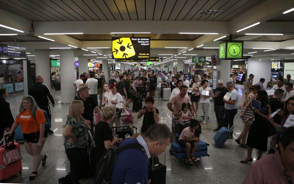 Protesta en el aeropuerto para denunciar "que el turismo mata a Mallorca"