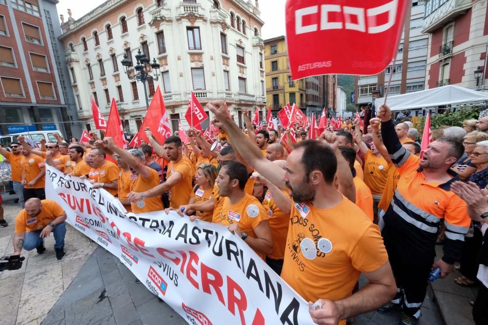 Siete mil personas claman en Langreo contra el cierre de Vesuvius