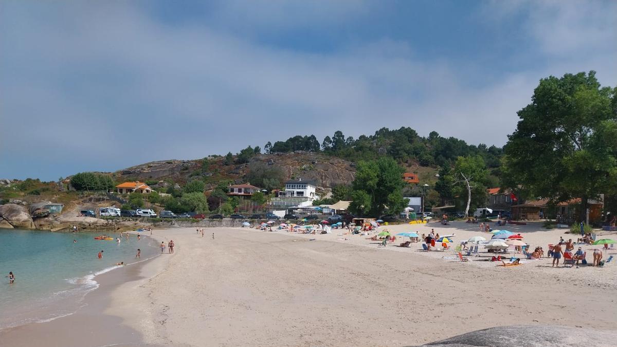 Imagen de la playa de Menduíña, ayer.