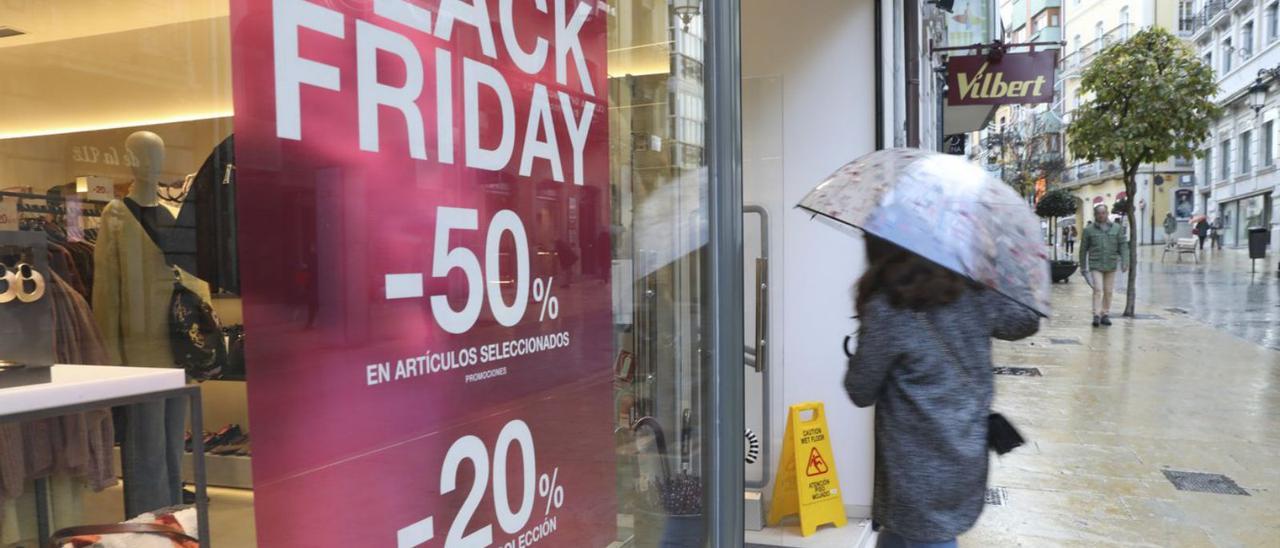 Una clienta entra en un comercio del centro de Avilés durante el «Black Friday» del año pasado. | Ricardo Solís