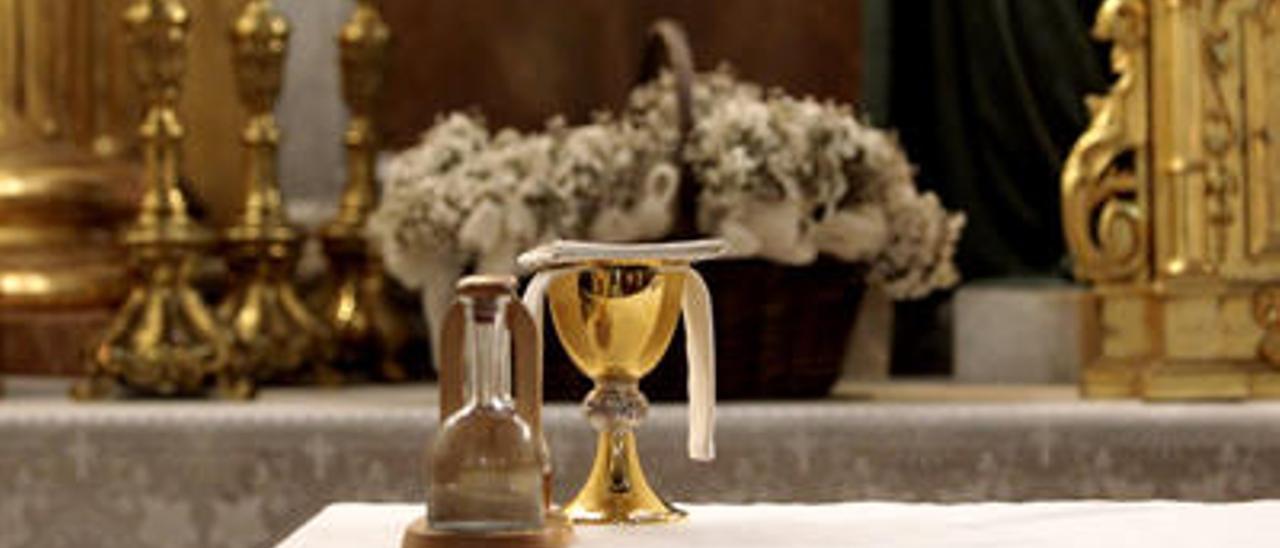 Un cáliz similar al sustraído, ayer, en el altar mayor de Santa María del Mar durante una misa.