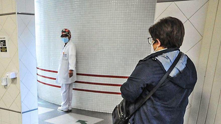 Uno de los primeros usuarios en vacunarse.