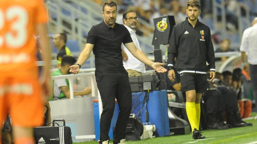 Aritz López Garai, dirigiéndose a sus jugadores durante el partido del pasado miércoles entre el Tenerife y el Real Oviedo.