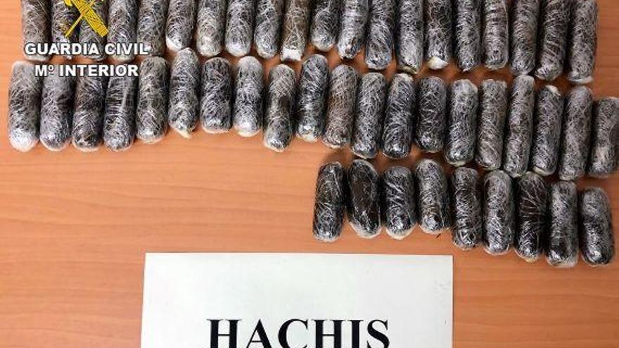 Interceptado por la Guardia Civil en la A-45 con medio kilo de hachís