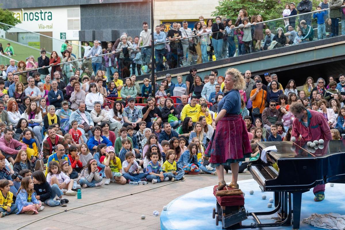 Miles de personas siguen en cada edición las representaciones que se inclluyen en el FitCarrer.