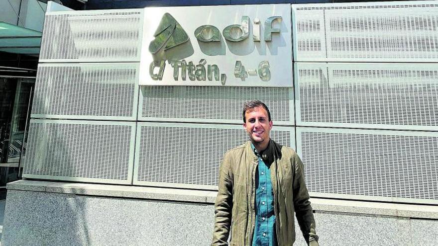 Carlos Samanes García, delante de las oficinas de ADIF en Madrid, donde trabaja.