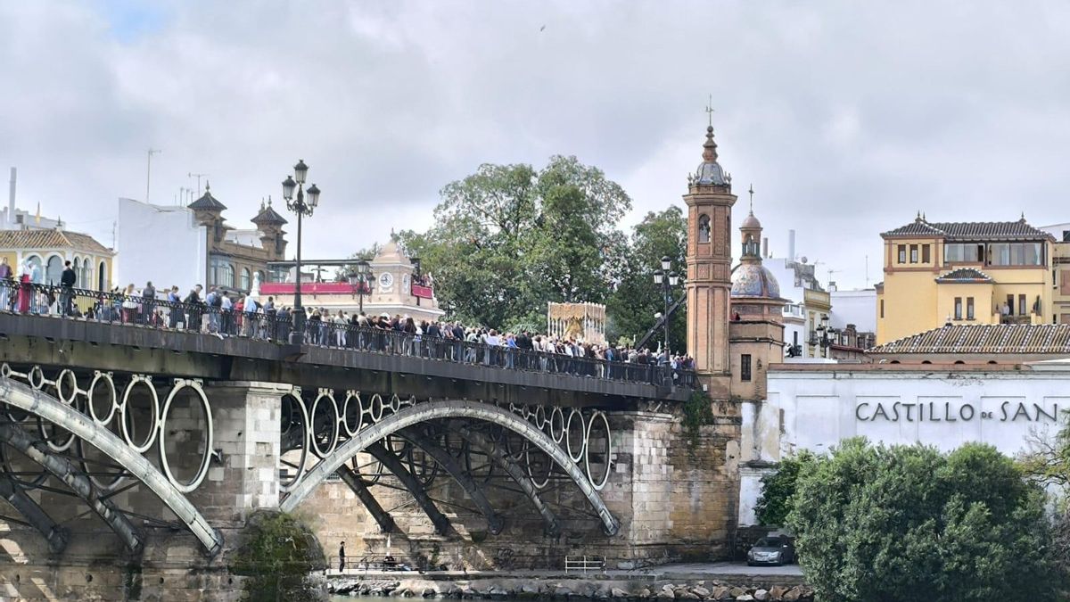 La Esperanza de Triana cuza el puente y se adentra en el barrio.