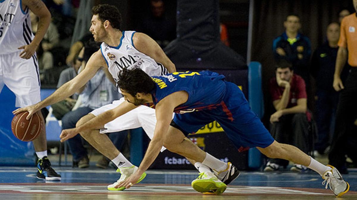 Juan Carlos Navarro y Rudy Fernández luchan por el control del balón