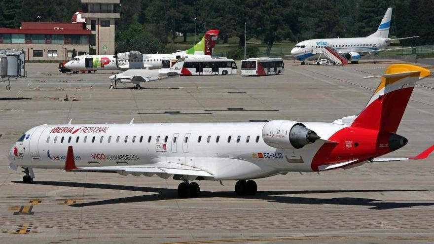 Un avión de Air Nostrum en el aeropuerto de Vigo. // Marta G. Brea