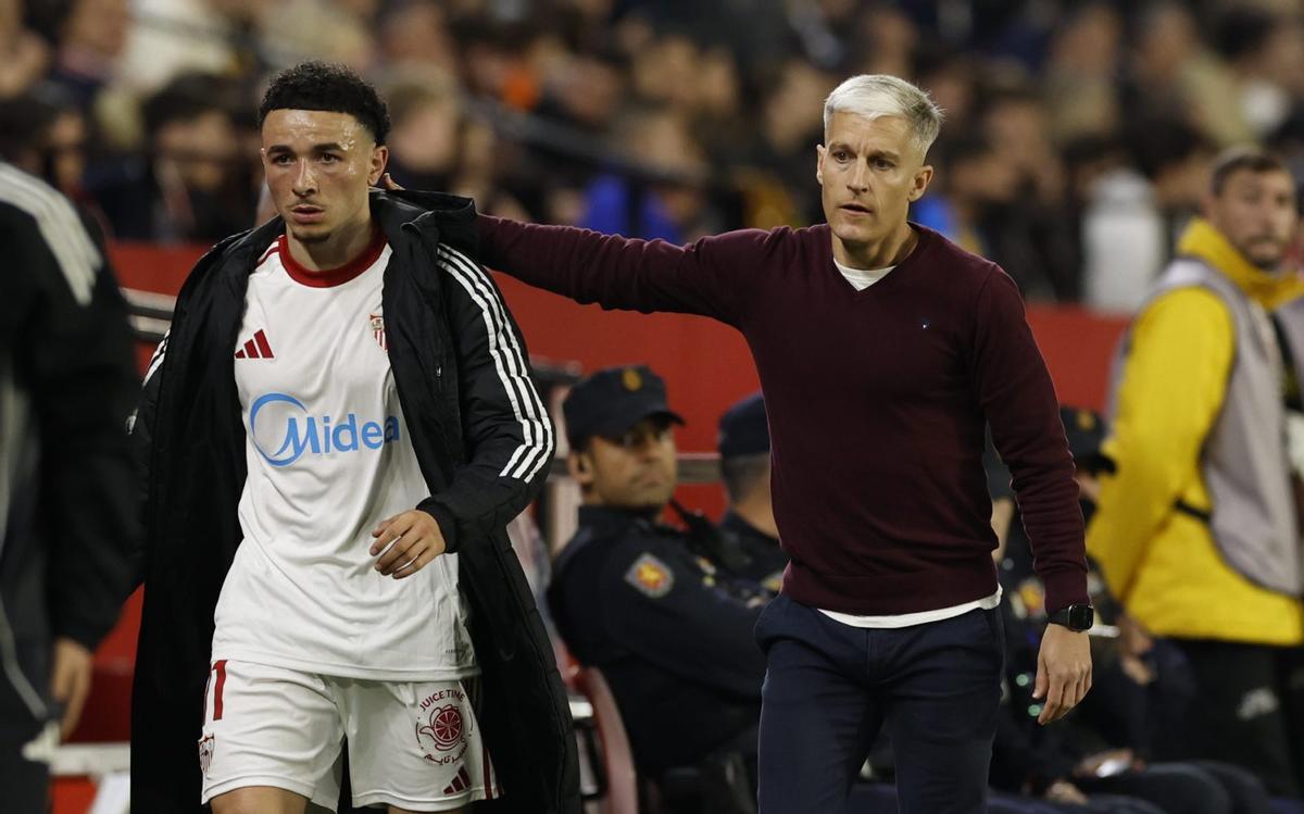 El segundo entrenador del Sevilla Javi Martínez y el delantero Raúl Vargas, durante el partido entre Sevilla y Valencia. | EFE