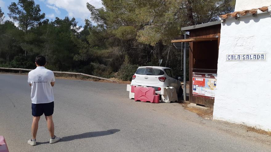 Comienza el control de acceso a Cala Salada y Cala Saladeta