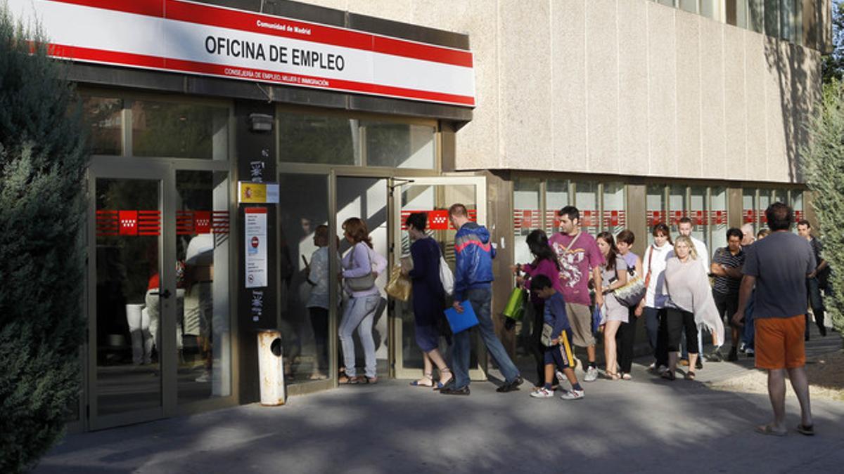 Jóvenes desempleados entran en una oficina del Inem en Madrid.