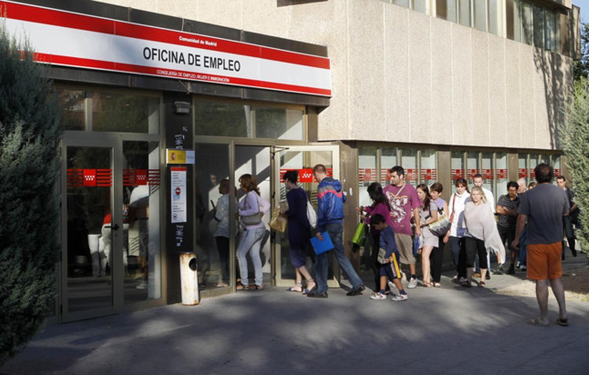 Jóvenes desempleados entran en una oficina del Inem en Madrid.