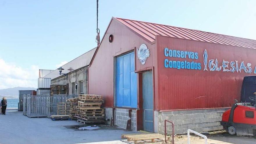 La nave actual de Conservas Iglesias, en la zona de Ojea, en Cangas, opera con una concesión de Costas del Estado.