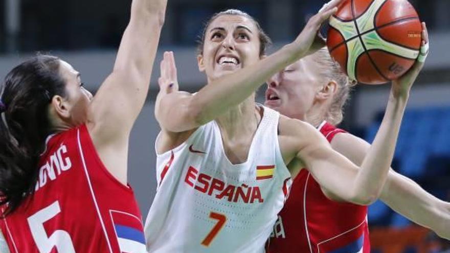 Alba Torrens disputa el balón con Danielle Page.