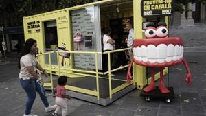Una cabina para registrar voces y opiniones sobre el catalán, instalada en Manresa.