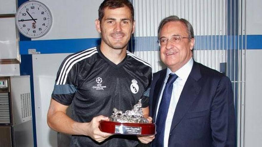 Florentino entrega un reconocimiento a Casillas en la intimidad