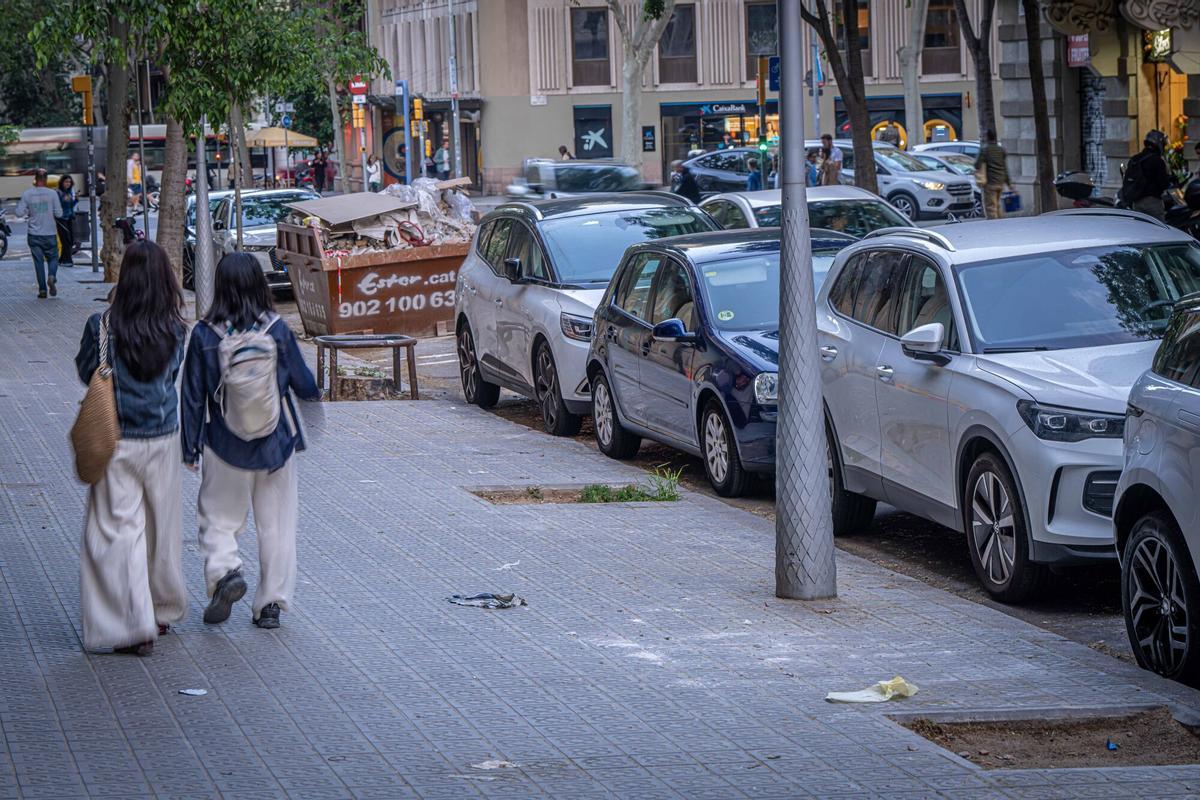 Barcelona, 30/04/2026 Barcelona. Falta de árboles para reponer todos los ejemplares muertos por la sequía; ocurre, por ejemplo, en la Calle Bailèn, Ensanche derecho. Donde hay bastantes alcorques vacíos sin árboles a la espera de ser repuestos. AUTOR: MANU MITRU