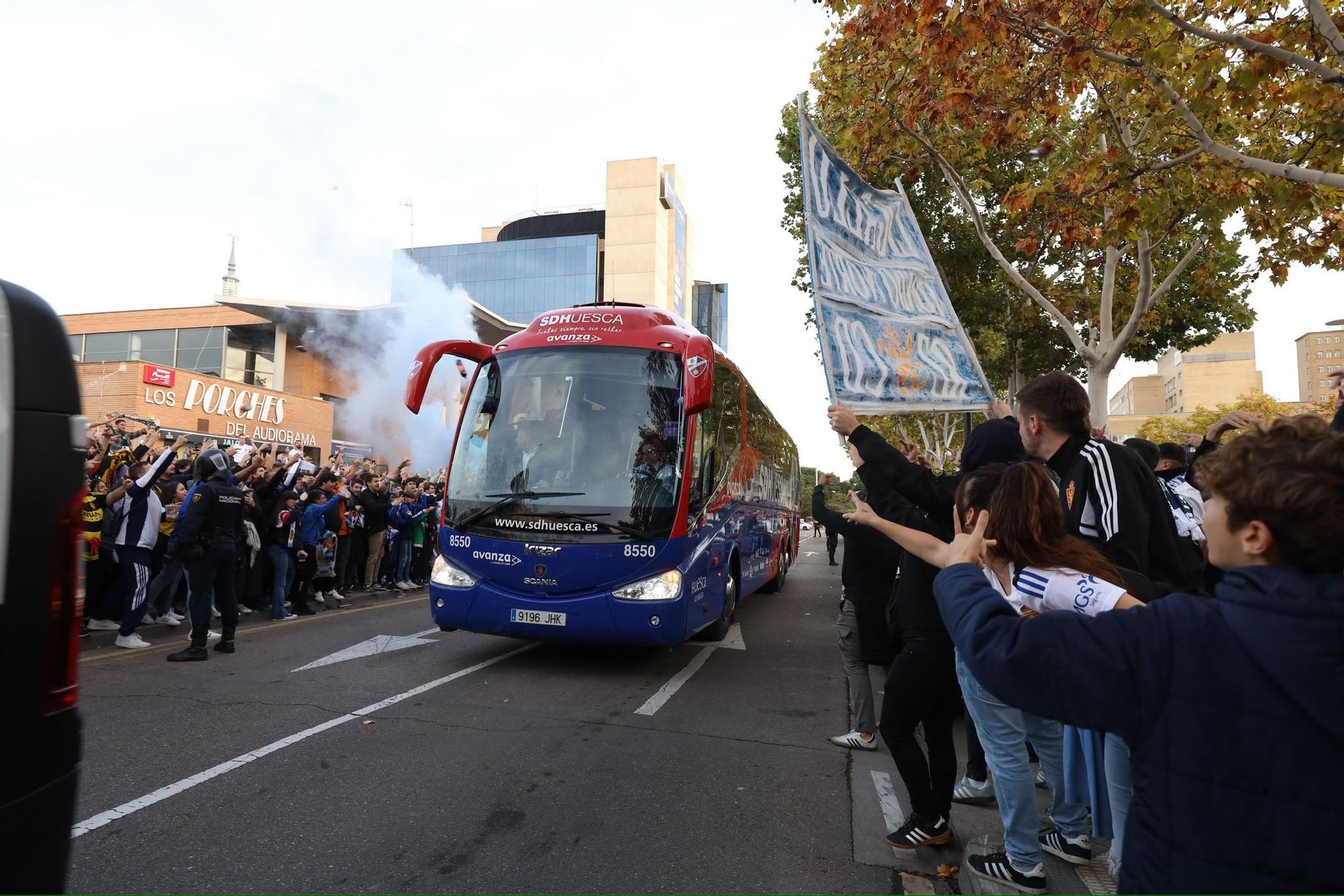 En imágenes | Este es el ambientazo a las puertas de La Romareda por el Real Zaragoza - Huesca