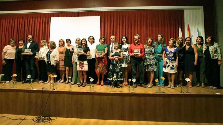 Foto de familia de los galardonados, la directiva del Círculo y la alcaldesa de Porriño. // A. Hernández