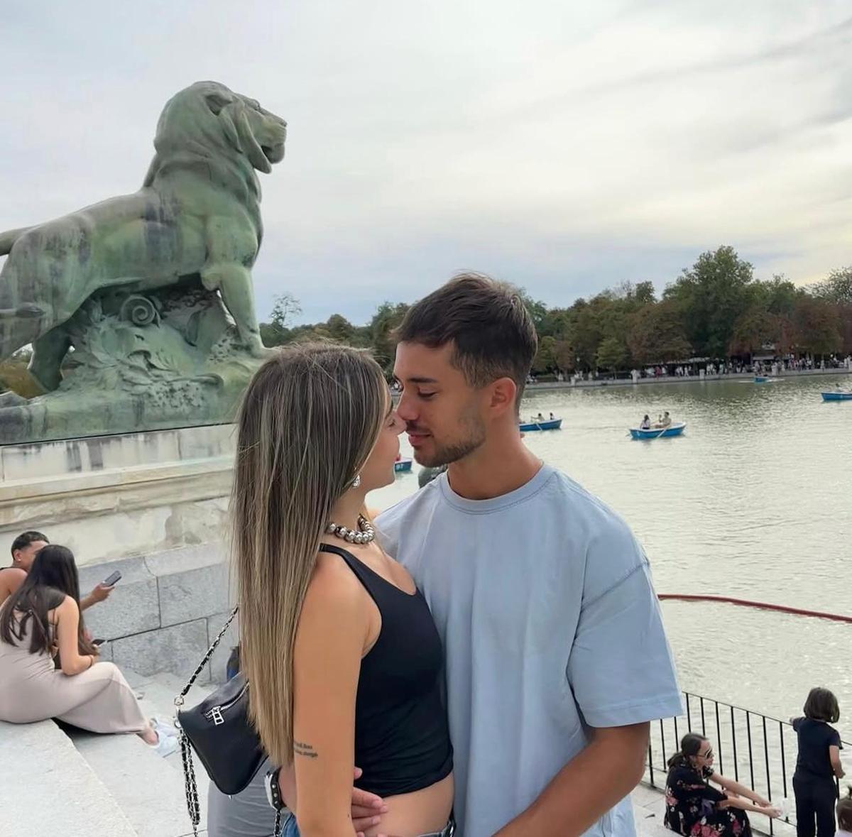 Las imágenes más románticas de Álex Palau y Ainhoa, la pareja de Ibiza que va a la Isla de las tentaciones