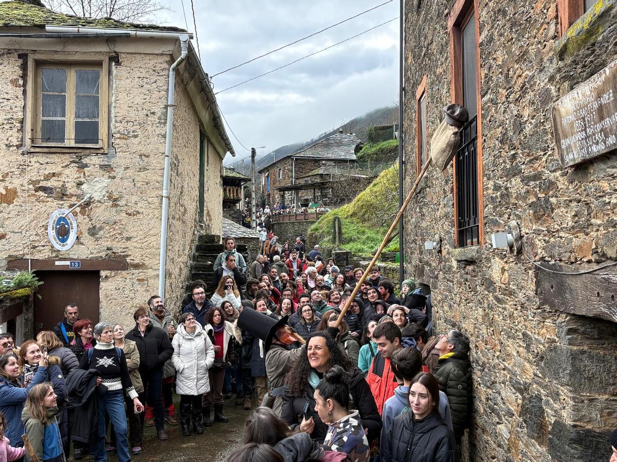 El "Choqueiro" sube un gorro a un balcón.