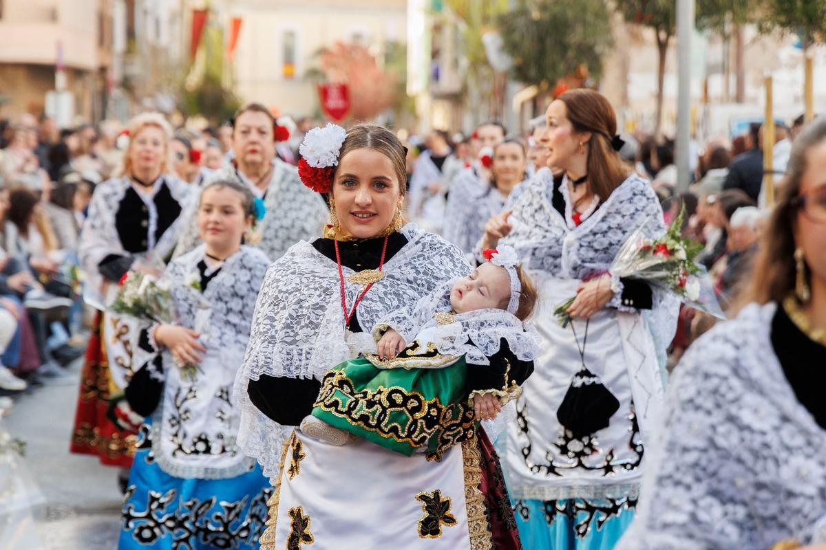 Una joven durante la Ofrenda Floral a la Virgen de la Caridad.