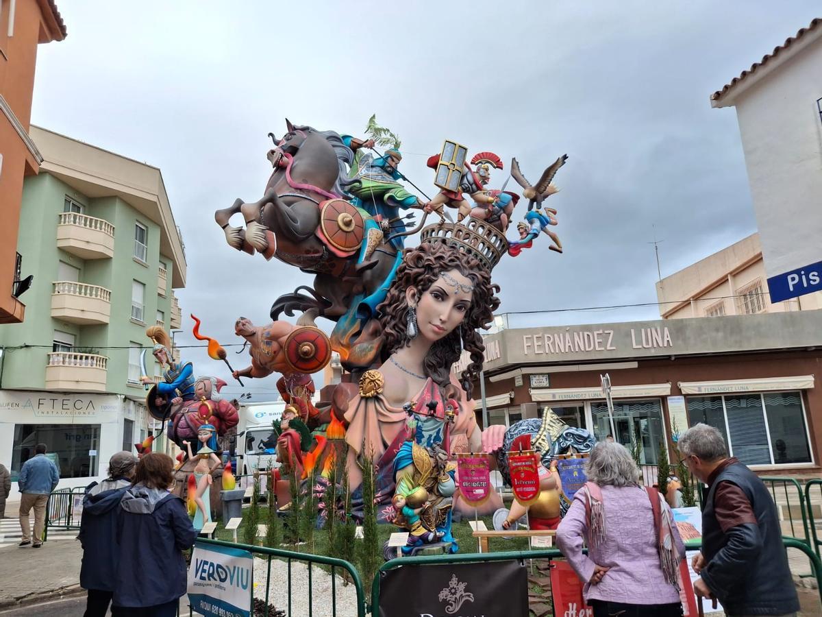 Imagen de la falla plantada por la comisión "Darrere del Castell" en Dénia este año.