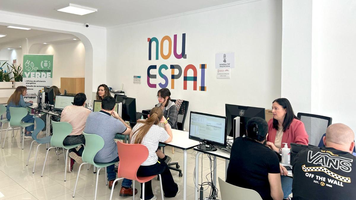 Trámites de vecinos y vecinas ante la Oficina PROP de Benetússer.